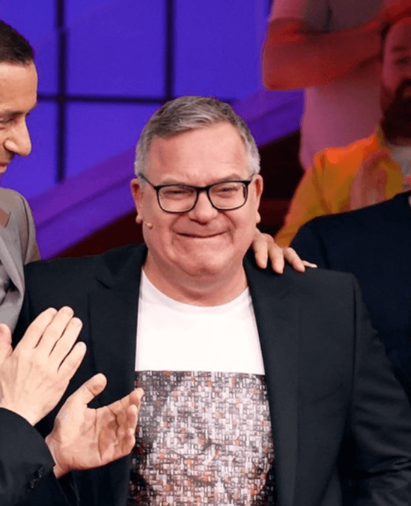 "Wer weiß denn sowas XXL": Moderator Kai Pflaume und Teamkapitän Bernhard Hoëcker (l.) verabschieden sich vom weinenden Elton