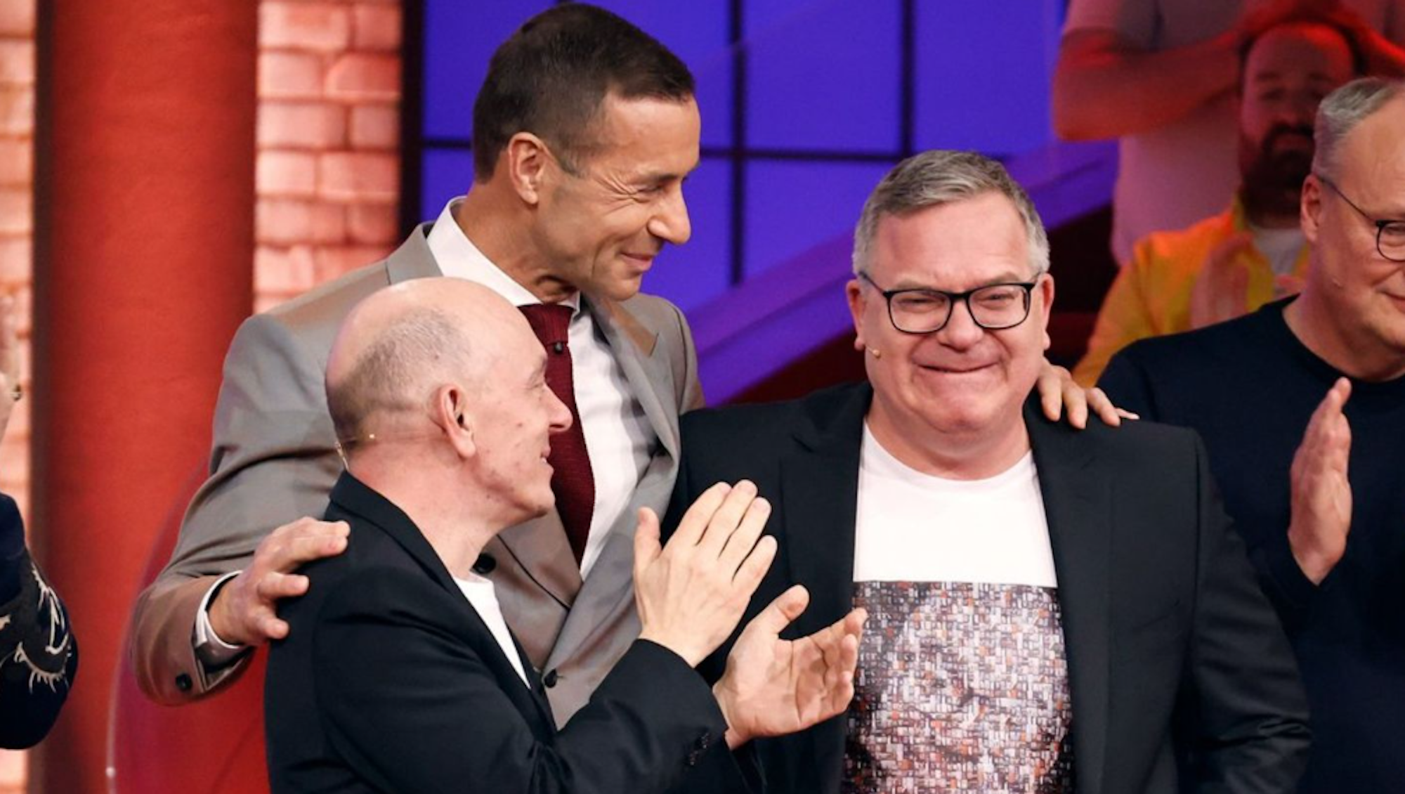 "Wer weiß denn sowas XXL": Moderator Kai Pflaume und Teamkapitän Bernhard Hoëcker (l.) verabschieden sich vom weinenden Elton