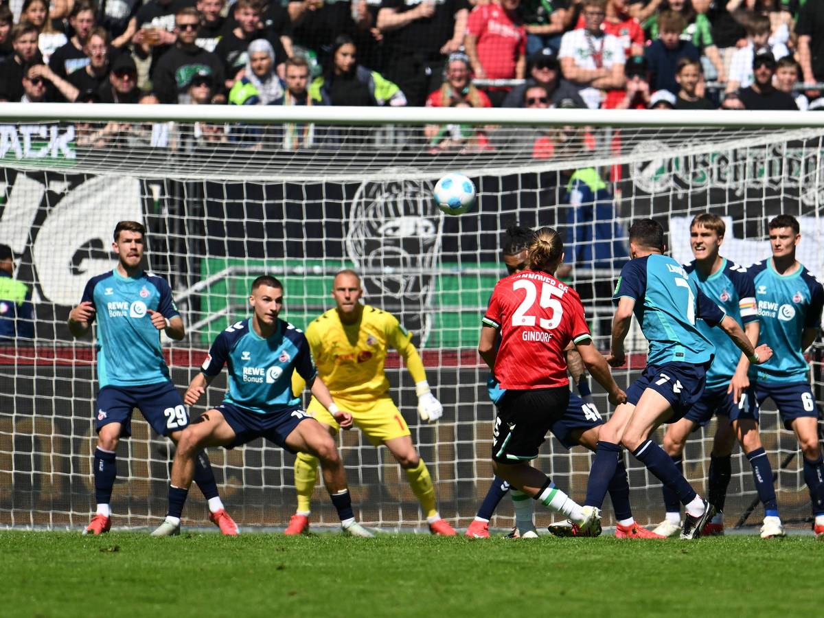 Schöner Freistoß: Hannovers Lars Gindorf (M) erzielt das Tor zum 1:0.