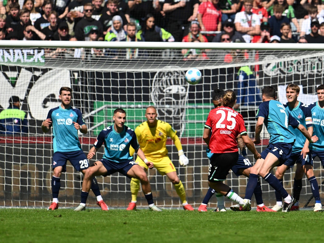 Schöner Freistoß: Hannovers Lars Gindorf (M) erzielt das Tor zum 1:0.