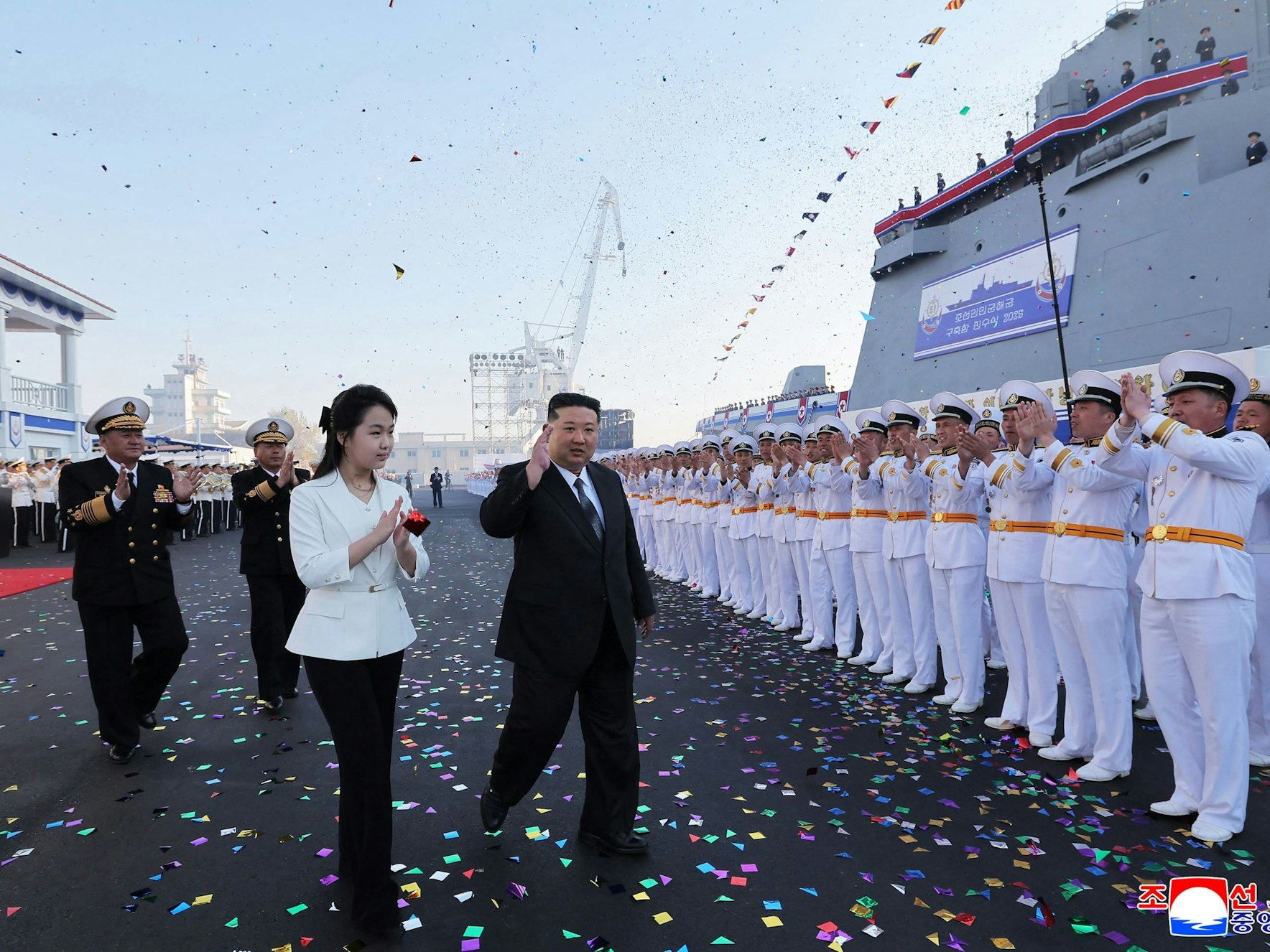 Der nordkoreanische Machthaber Kim Jong Un (Mitte) und seine Tochter Ju Ae bei der Stapellaufzeremonie.