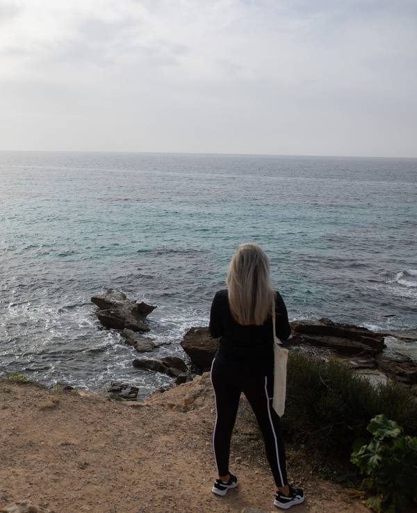 Blick von den Klippen der Cala Blava auf das Mittelmeer vor Mallorca.