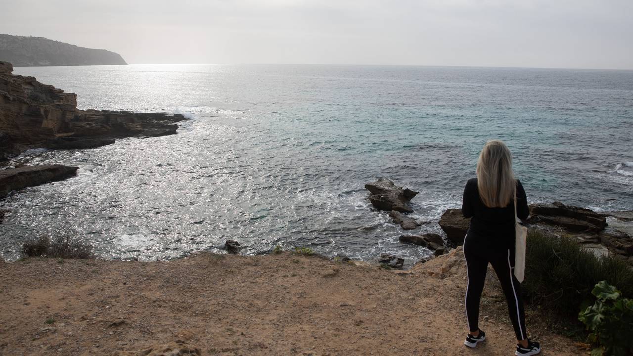Blick von den Klippen der Cala Blava auf das Mittelmeer vor Mallorca.