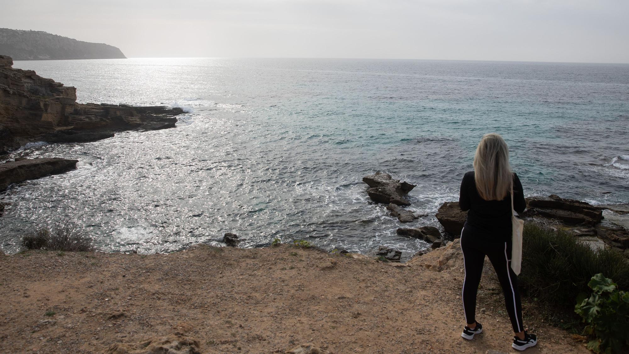 Blick von den Klippen der Cala Blava auf das Mittelmeer vor Mallorca.