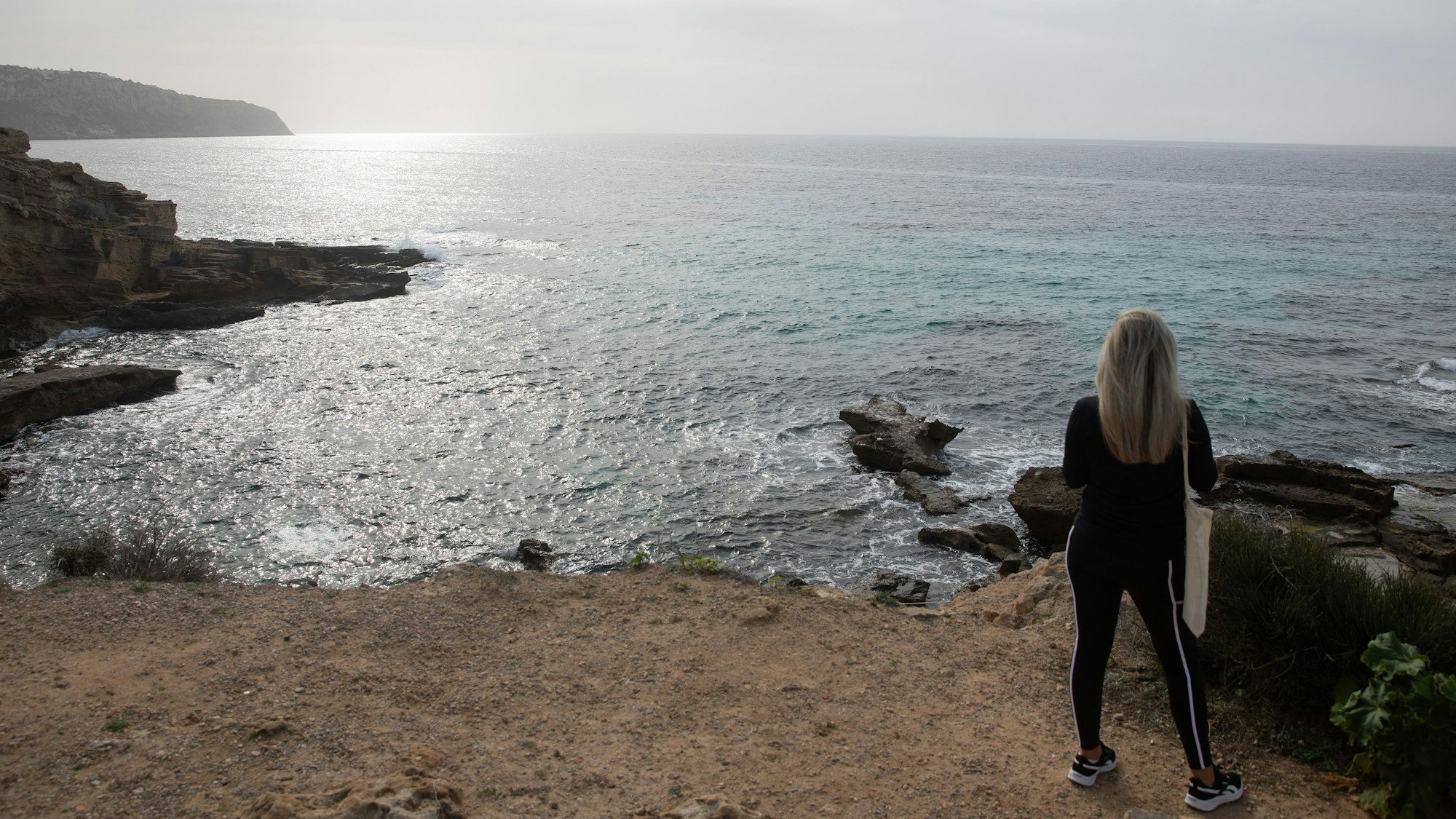 Blick von den Klippen der Cala Blava auf das Mittelmeer vor Mallorca.