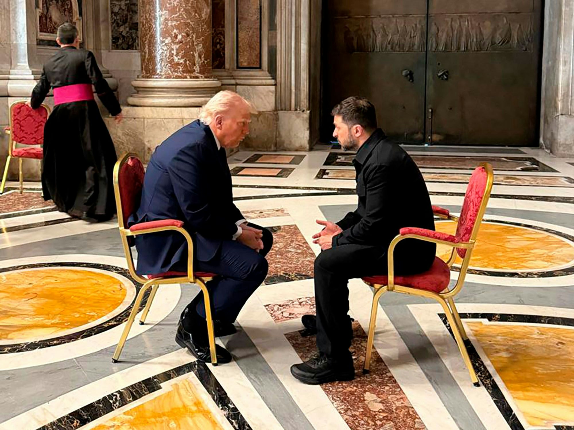 Der ukrainische Präsident Wolodymyr Selenskyj (r) und US-Präsident Donald Trump unterhalten sich am Rande der Beerdigung von Papst Franziskus im Vatikan.