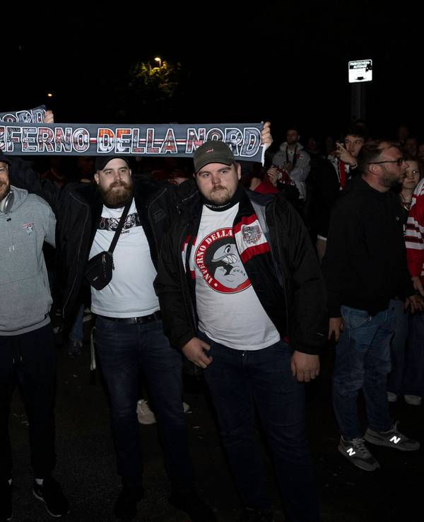 Vizemeister kommt in Köln an. Moritz Müller mit KEC-Fans.