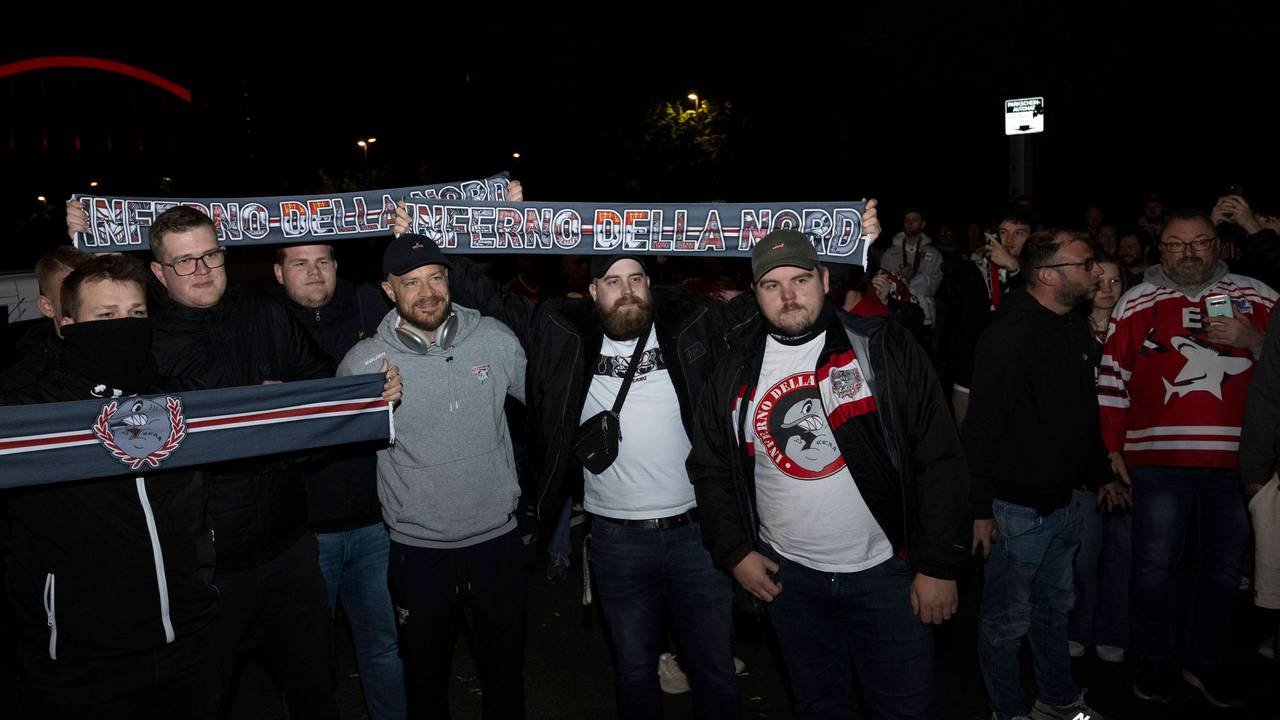 Vizemeister kommt in Köln an. Moritz Müller mit KEC-Fans.