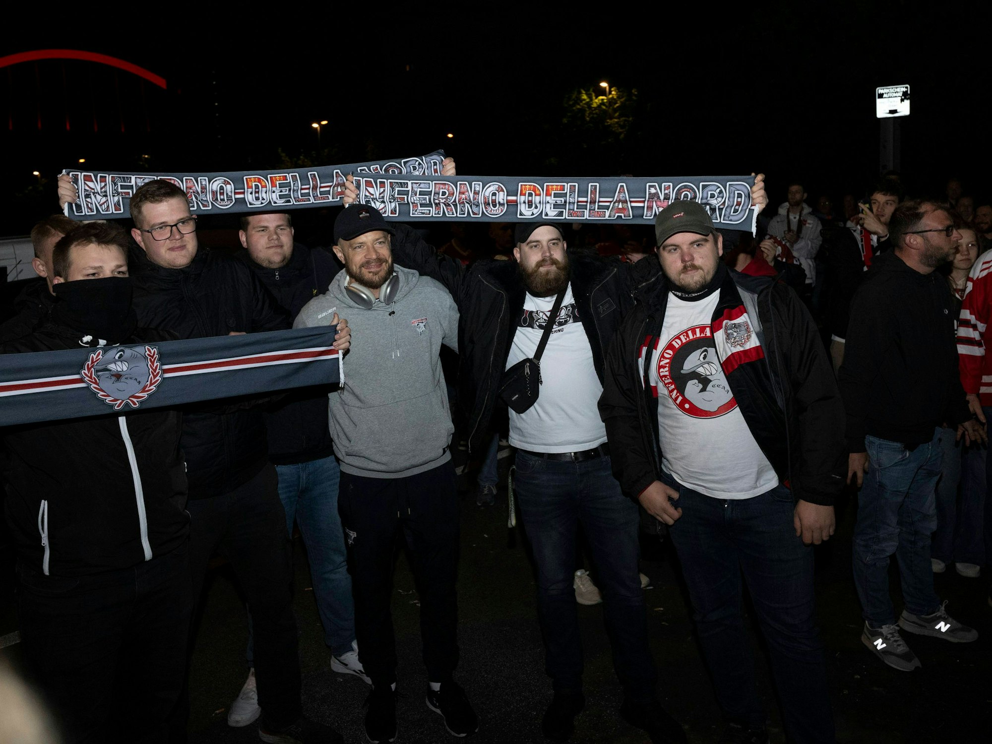 Vizemeister kommt in Köln an. Moritz Müller mit KEC-Fans.