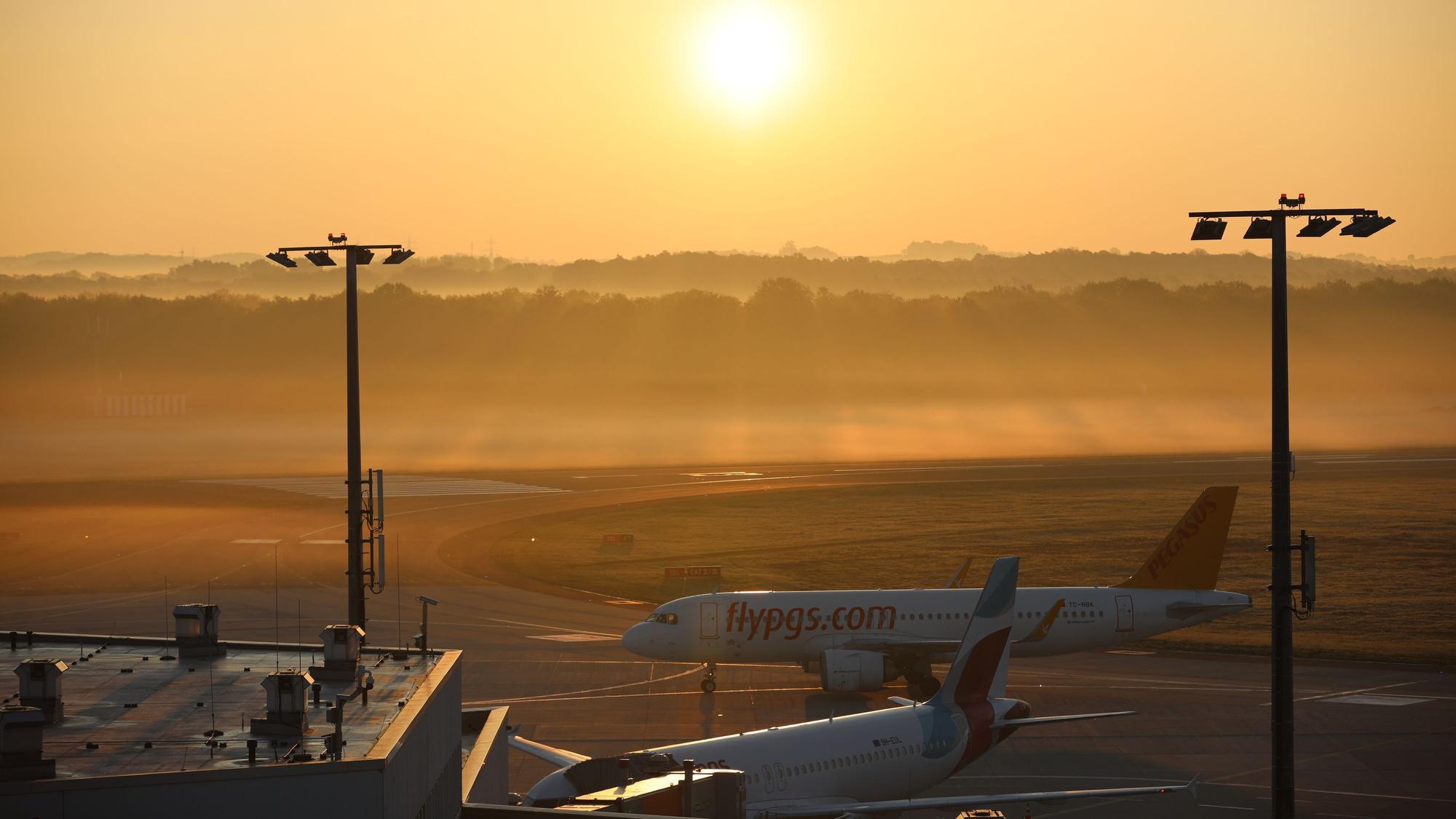 Blick auf den Sonnenaufgang am Flughafen Köln/Bonn am 26. April 2025.