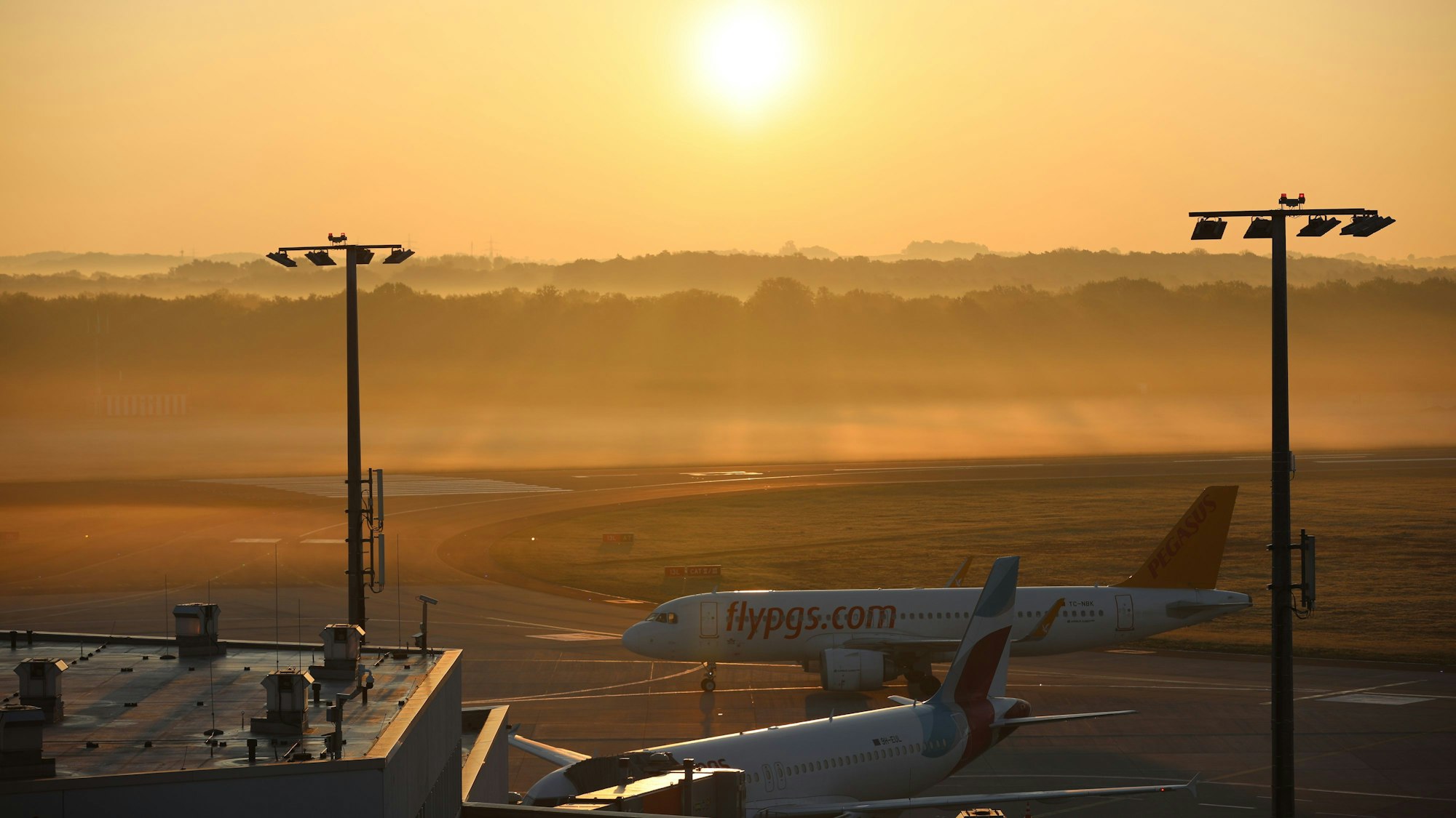 Blick auf den Sonnenaufgang am Flughafen Köln/Bonn am 26. April 2025.