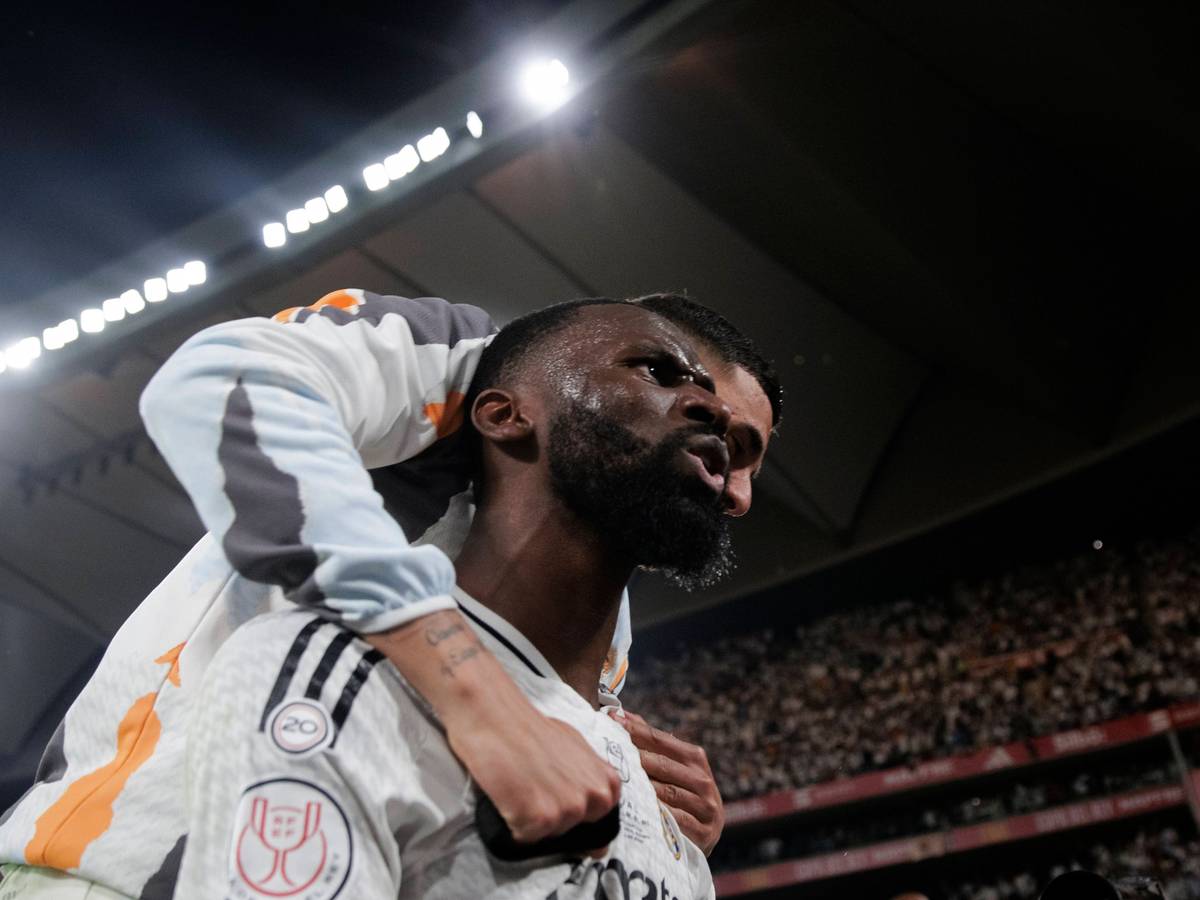 Antonio Rüdiger jubelt über ein Tor von Real Madrid.