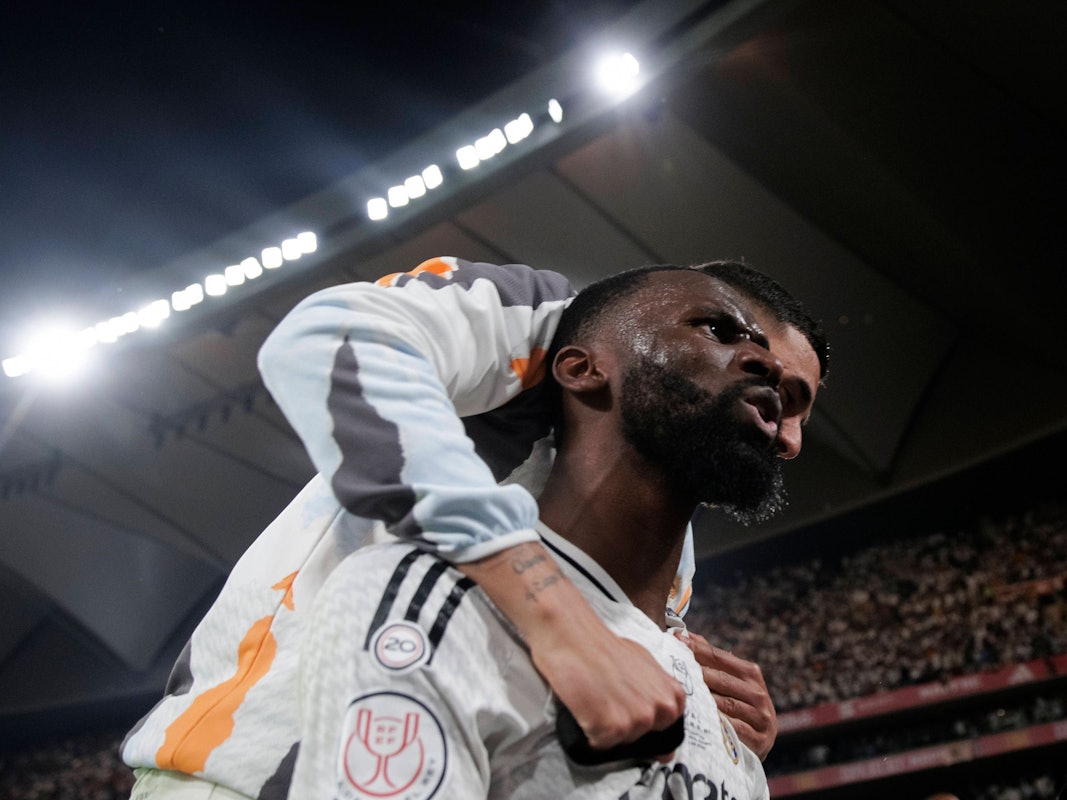 Antonio Rüdiger jubelt über ein Tor von Real Madrid.