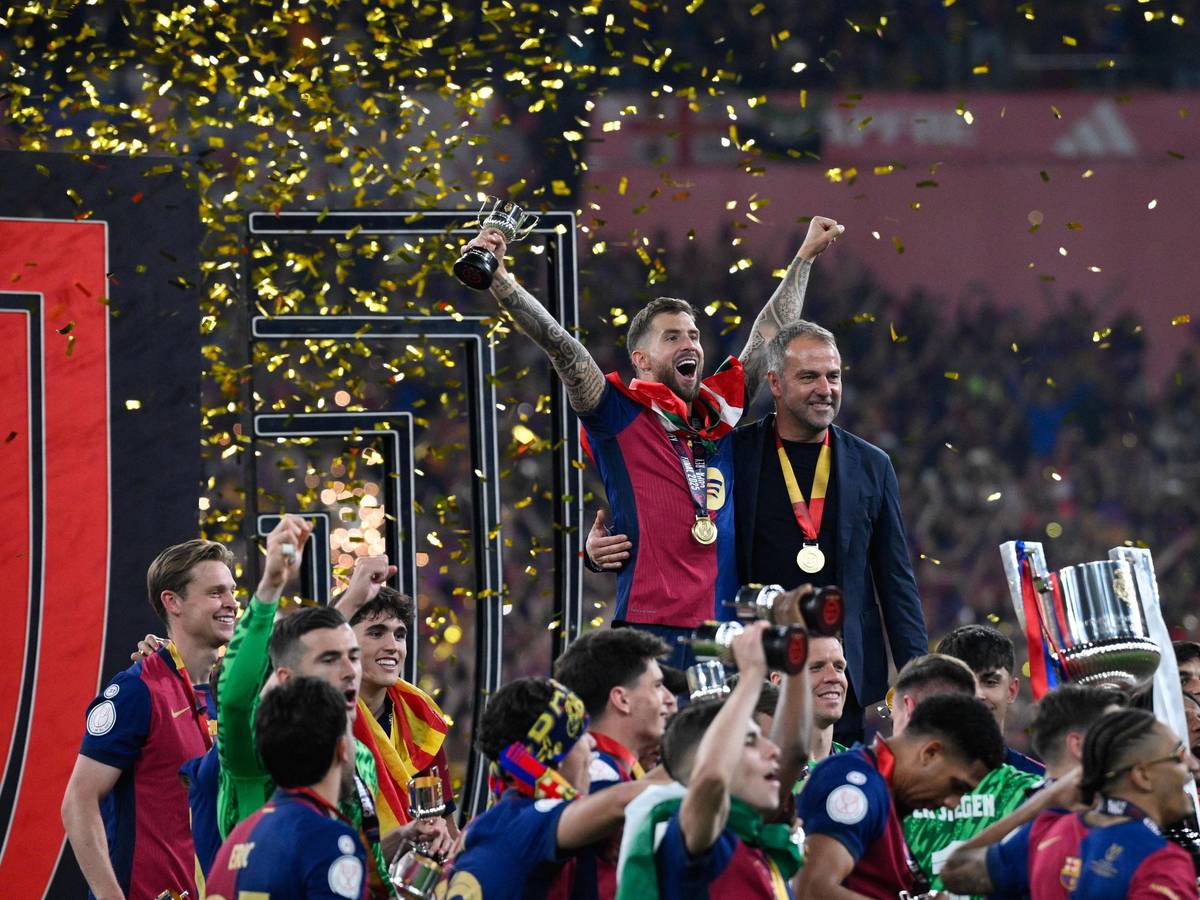 Hansi Flick (rechts) und Barcelonas Inigo Martinez Berridi bejubeln im Kreise ihrer Mannschaft den Sieg im spanischen Pokal-Finale.