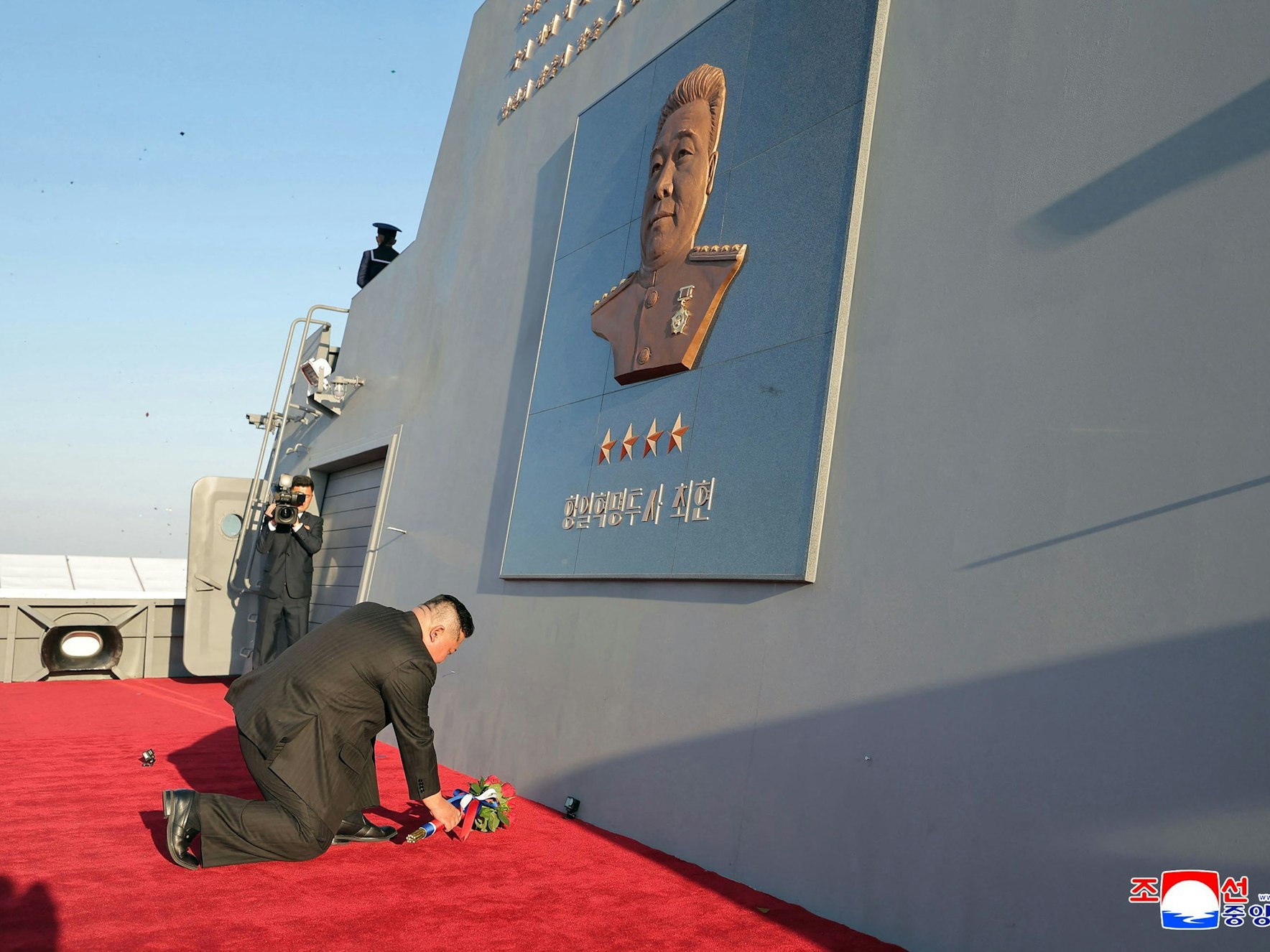 Kim Jong Un legt während der Stapellaufzeremonie seines neu gebauten Zerstörers an der Gedenktafel für den antijapanischen revolutionären Kämpfer Choe Hyon Blumen nieder, nach dem das Schiff benannt wurde.