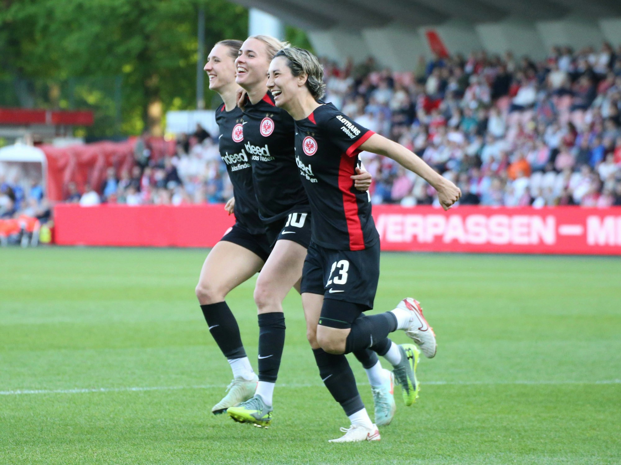 Die Frankfurterinnen bejubeln einen Treffer.