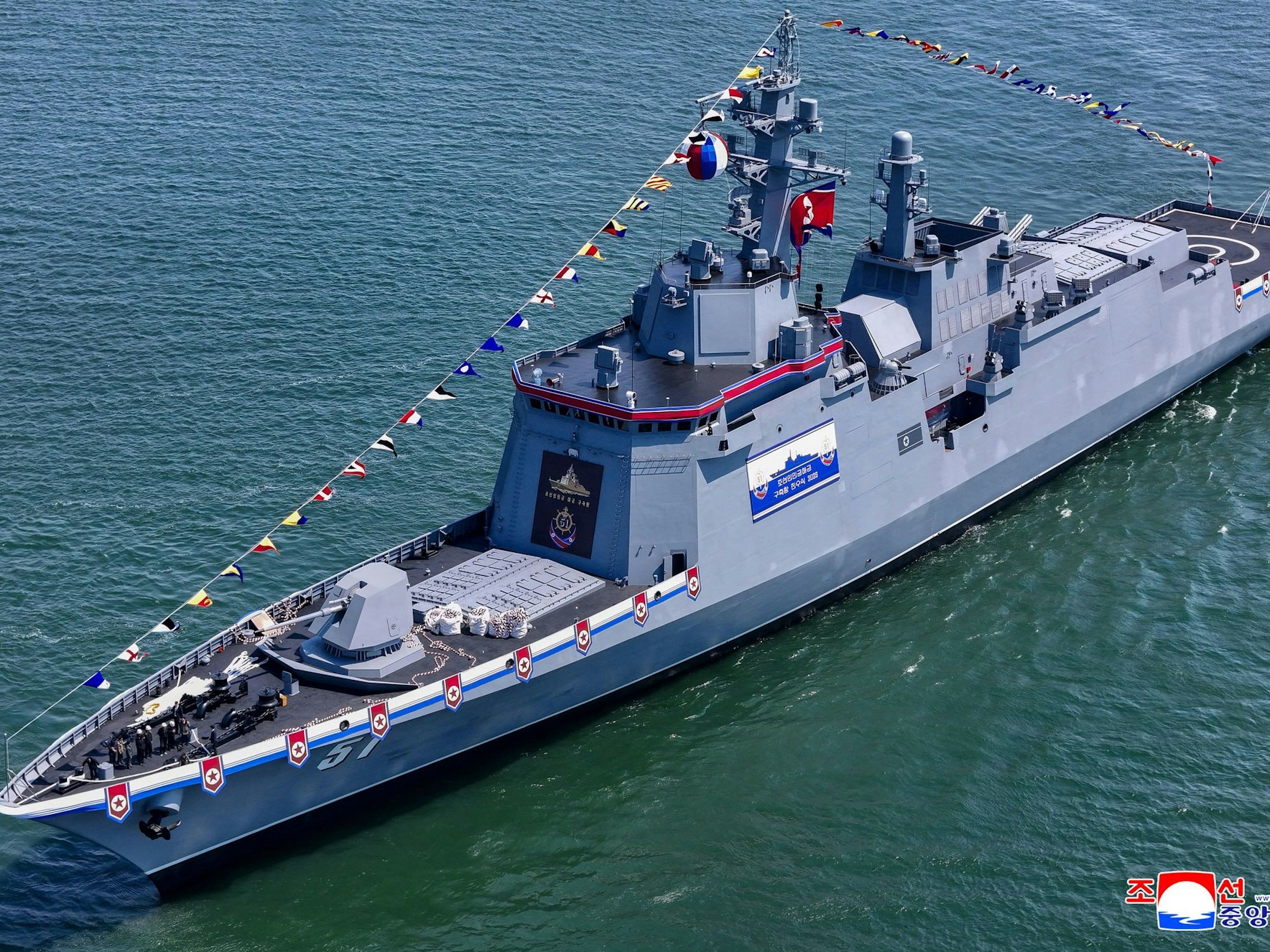 Dieses am 25. April 2025 aufgenommene und am 26. April 2025 von Nordkoreas offizieller Koreanischer Zentraler Nachrichtenagentur (KCNA) veröffentlichte Bild zeigt den Stapellauf eines neu gebauten Zerstörers im Hafen von Nampo in Nampo.