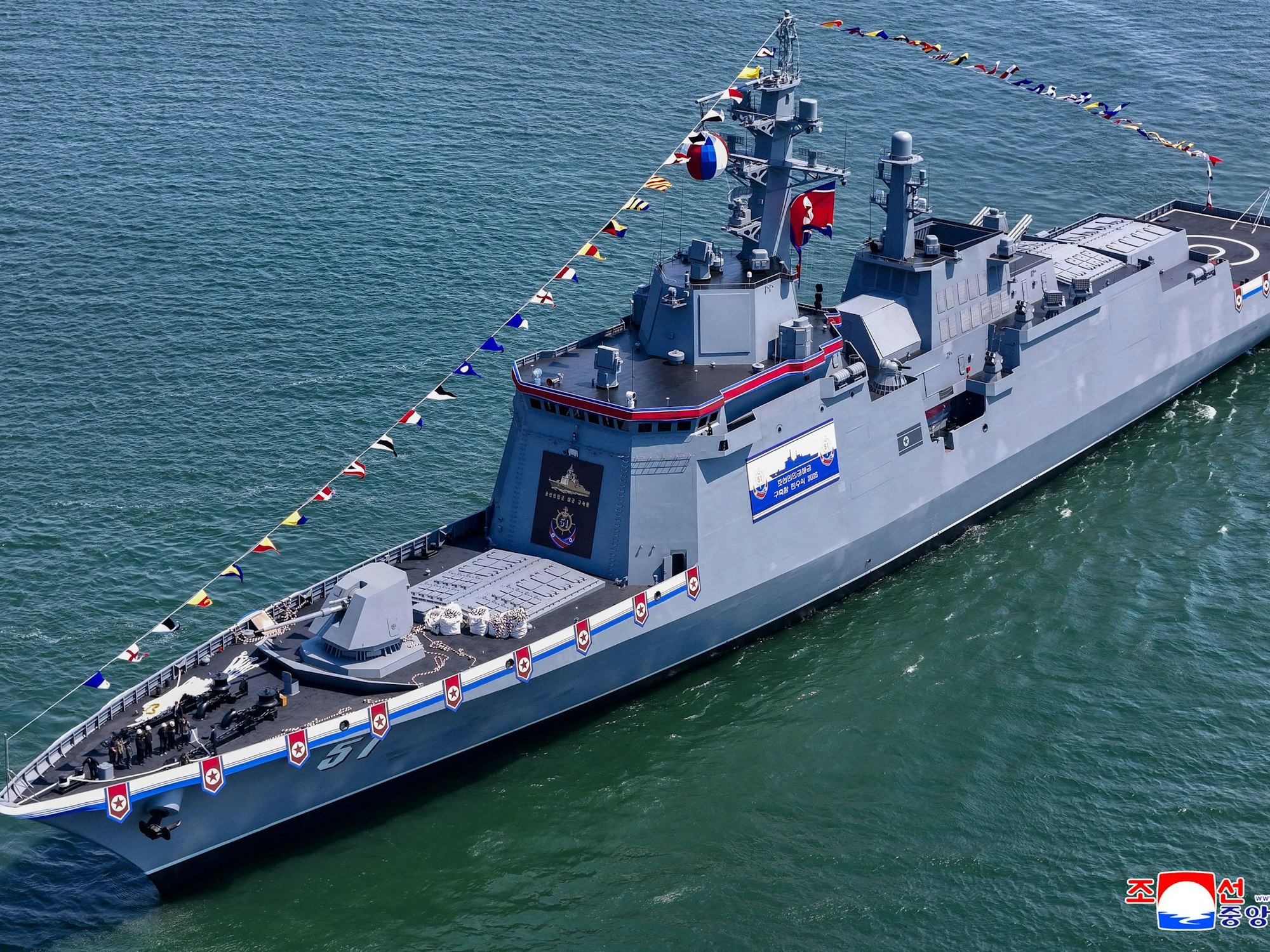 Dieses am 25. April 2025 aufgenommene und am 26. April 2025 von Nordkoreas offizieller Koreanischer Zentraler Nachrichtenagentur (KCNA) veröffentlichte Bild zeigt den Stapellauf eines neu gebauten Zerstörers im Hafen von Nampo in Nampo.