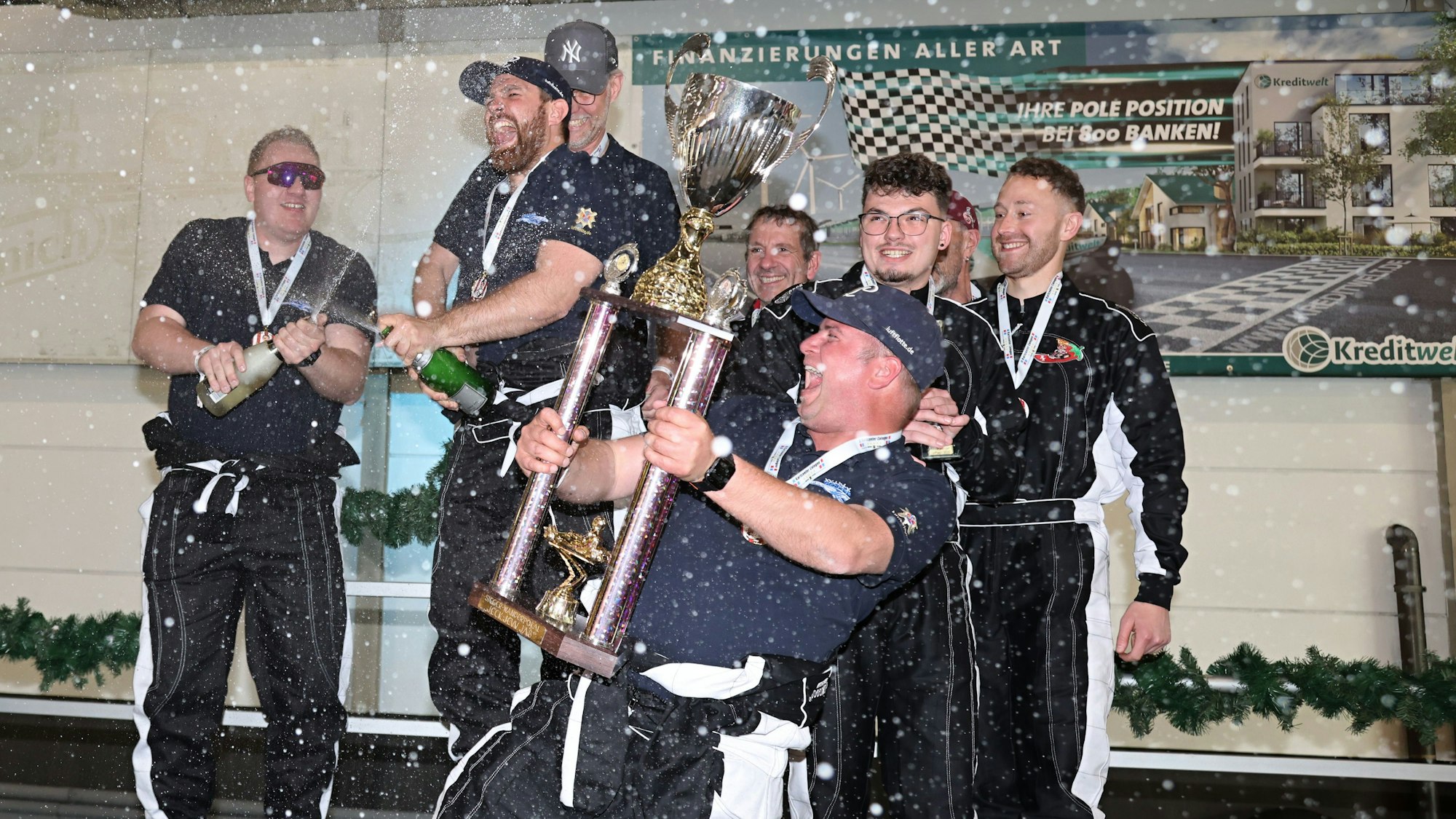 Das Team der Luftflotte feiert seinen Sieg beim Kartrennen.