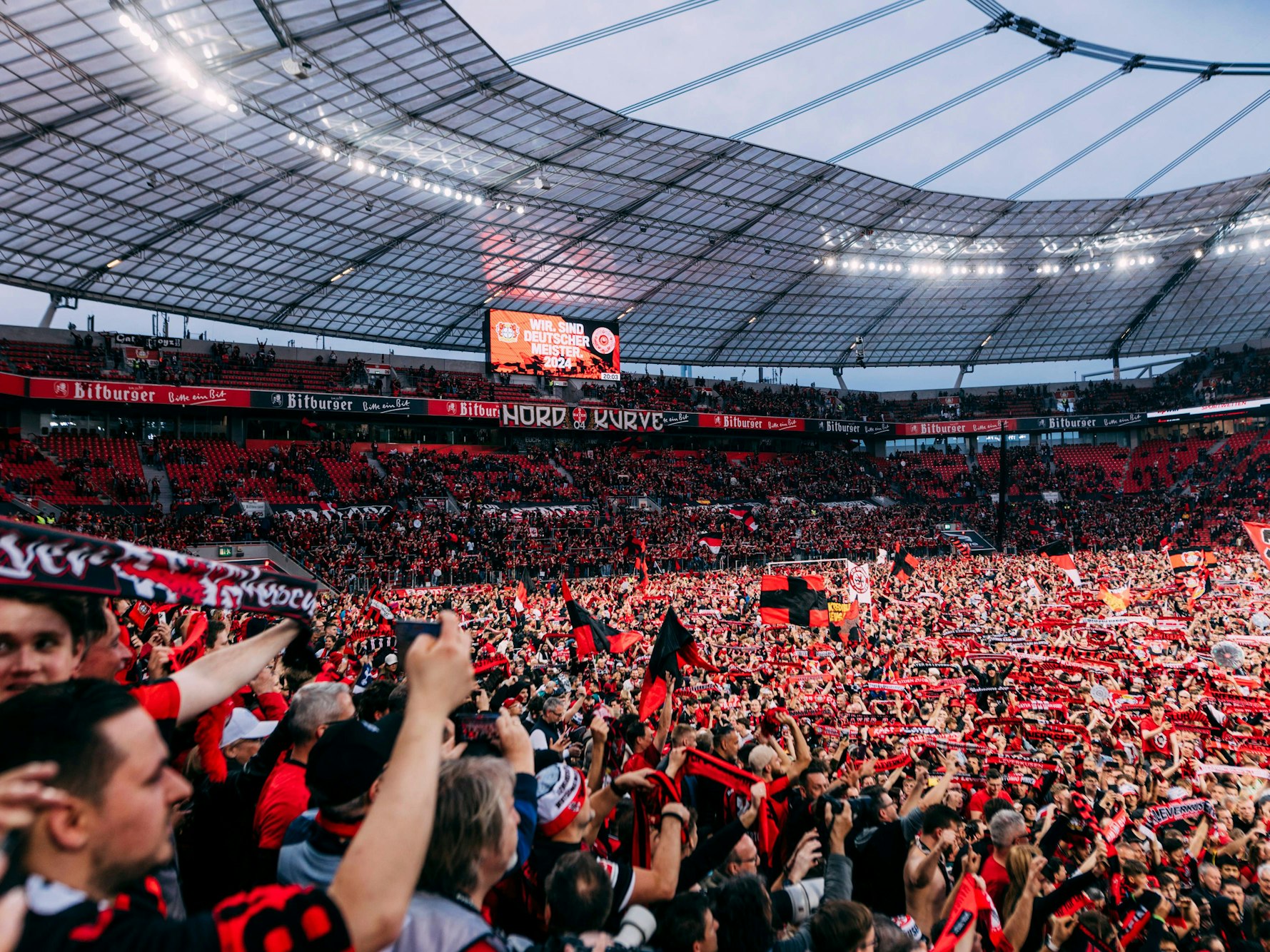 Platzsturm der Leverkusener Fans bei der Meisterschaftsfeier beim Spiel gegen Werder Bremen.