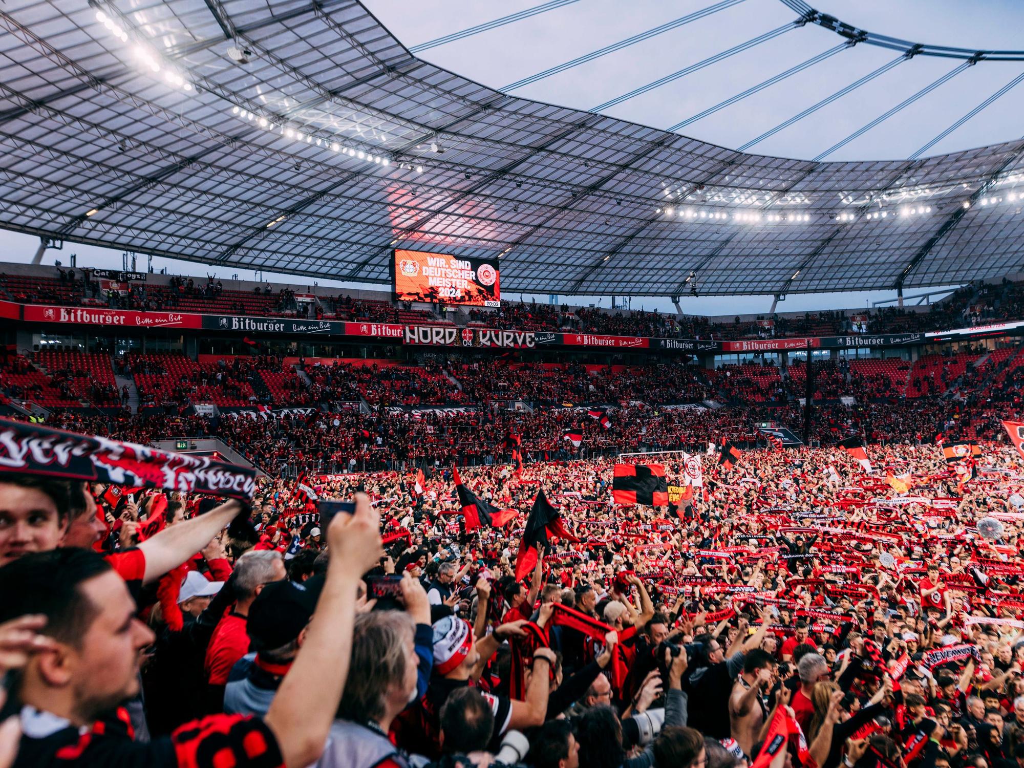 Platzsturm der Leverkusener Fans bei der Meisterschaftsfeier beim Spiel gegen Werder Bremen.