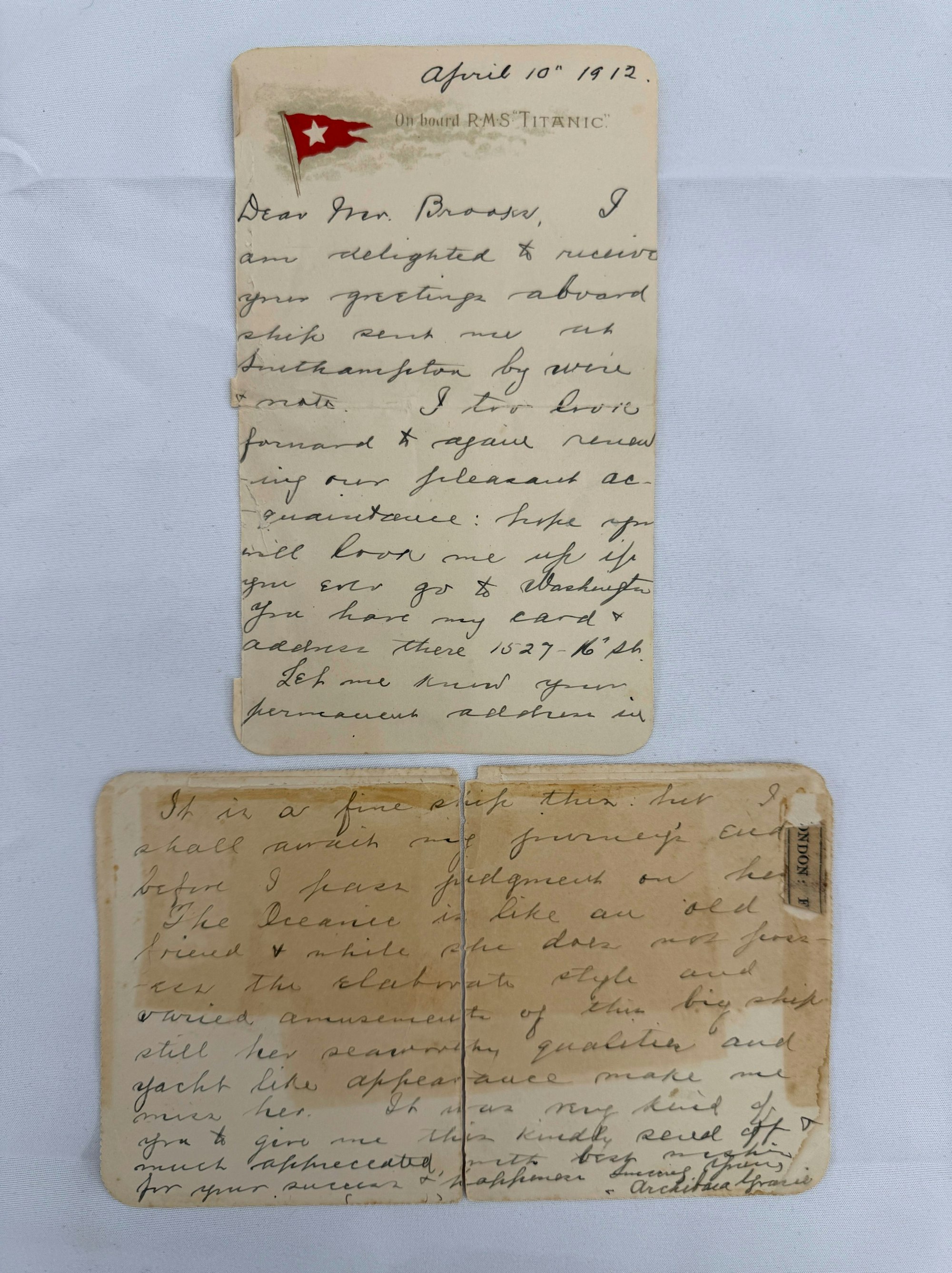 Die Postkarte samt Brief wurde vom Erste-Klasse-Passagier Colonel Archibald Gracie wenige Tage vor ihrem Untergang noch am Tag der Abfahrt an Bord des Schiffes geschrieben und nun für 300.000 Pfund (etwa 350.000 Euro) versteigert. Henry Aldridge&Son/AP/dpa