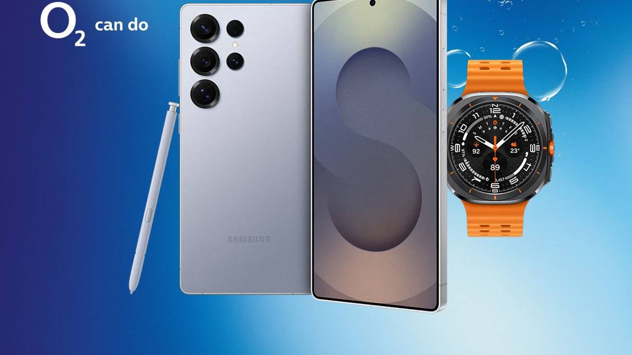 Samsung Galaxy S25 Ultra mit Galaxy Watch Ultra vor einem blauen Hintergrund mit Luftblasen.