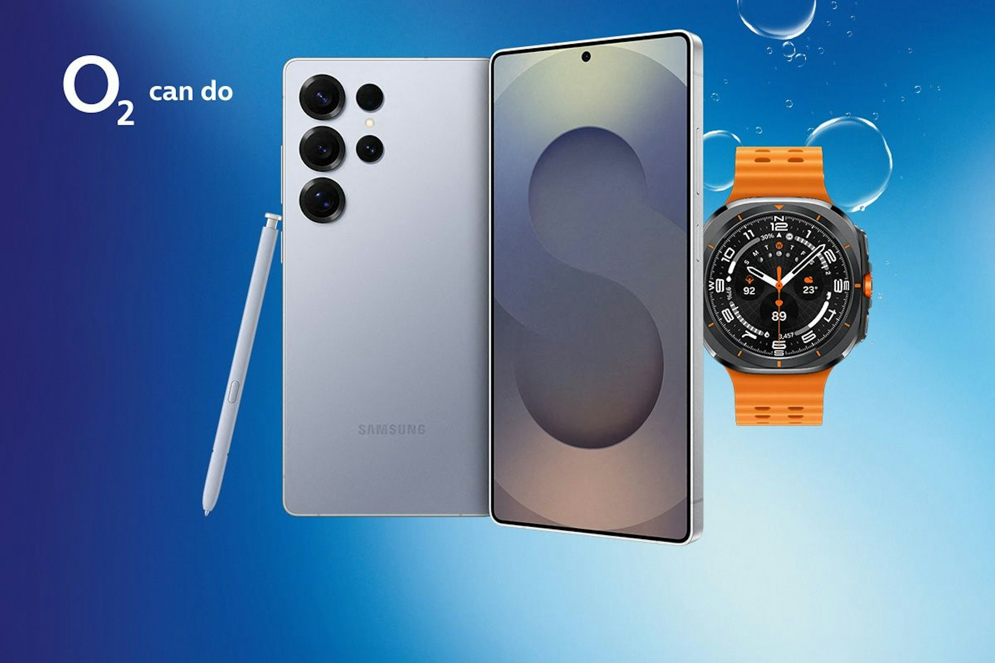 Samsung Galaxy S25 Ultra mit Galaxy Watch Ultra vor einem blauen Hintergrund mit Luftblasen.