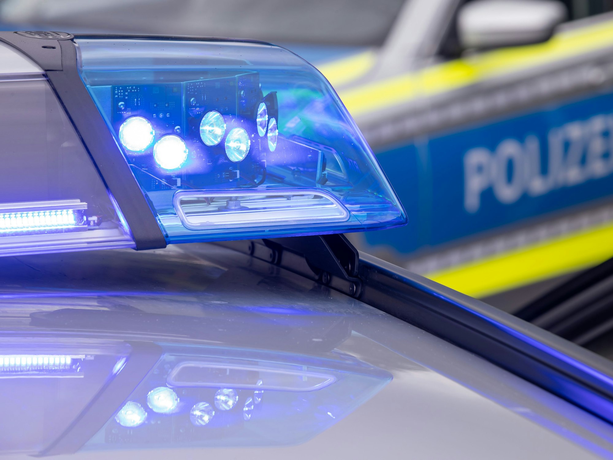 Ein Blaulicht auf dem Dach eines Polizeifahrzeugs.