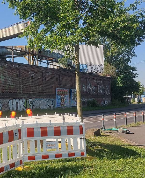 Die Mauer am Auenweg droht einzustürzen. Die Straße wurde hier vollgesperrt.