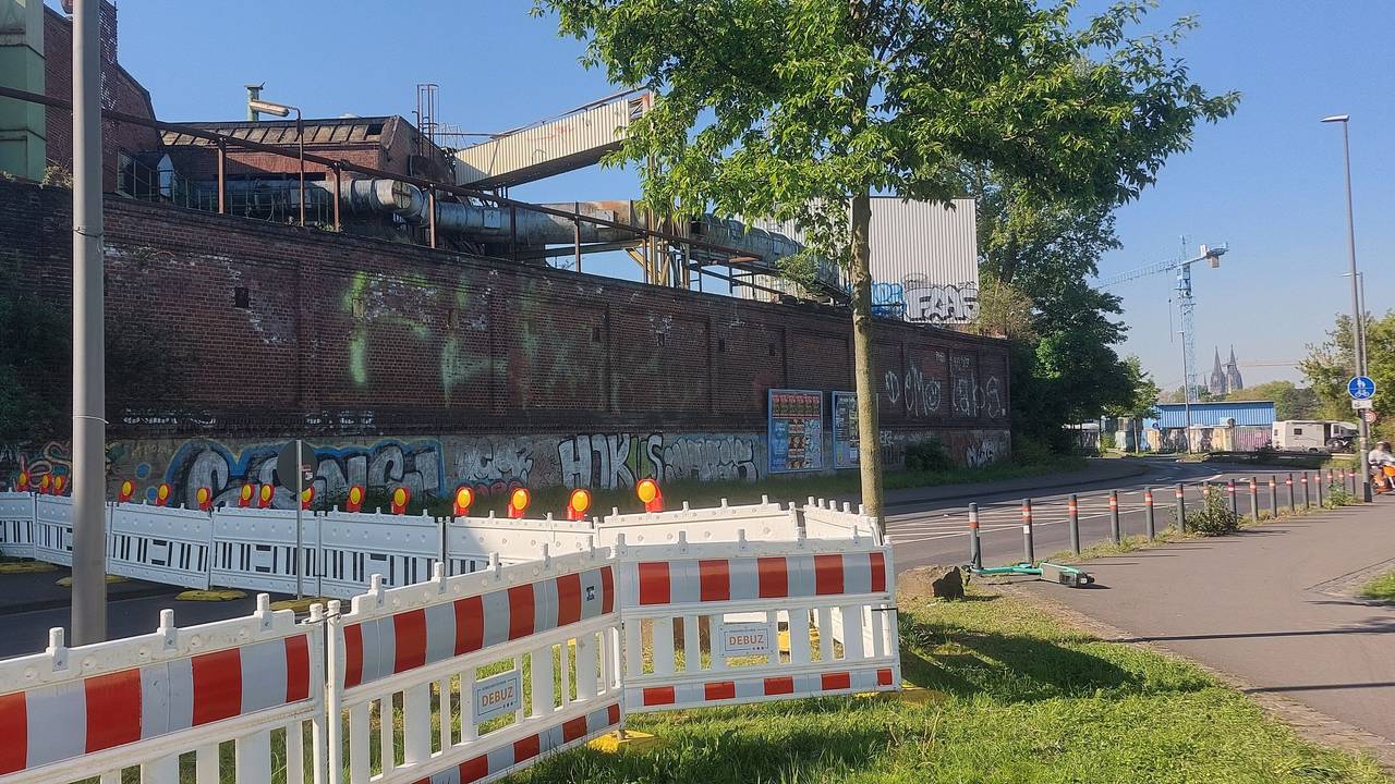 Die Mauer am Auenweg droht einzustürzen. Die Straße wurde hier vollgesperrt.