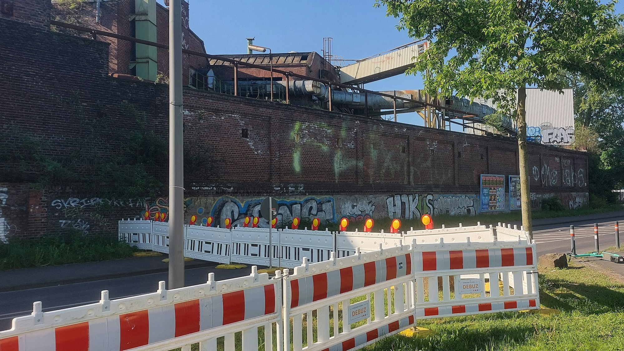Die Mauer am Auenweg droht einzustürzen. Die Straße wurde hier vollgesperrt.