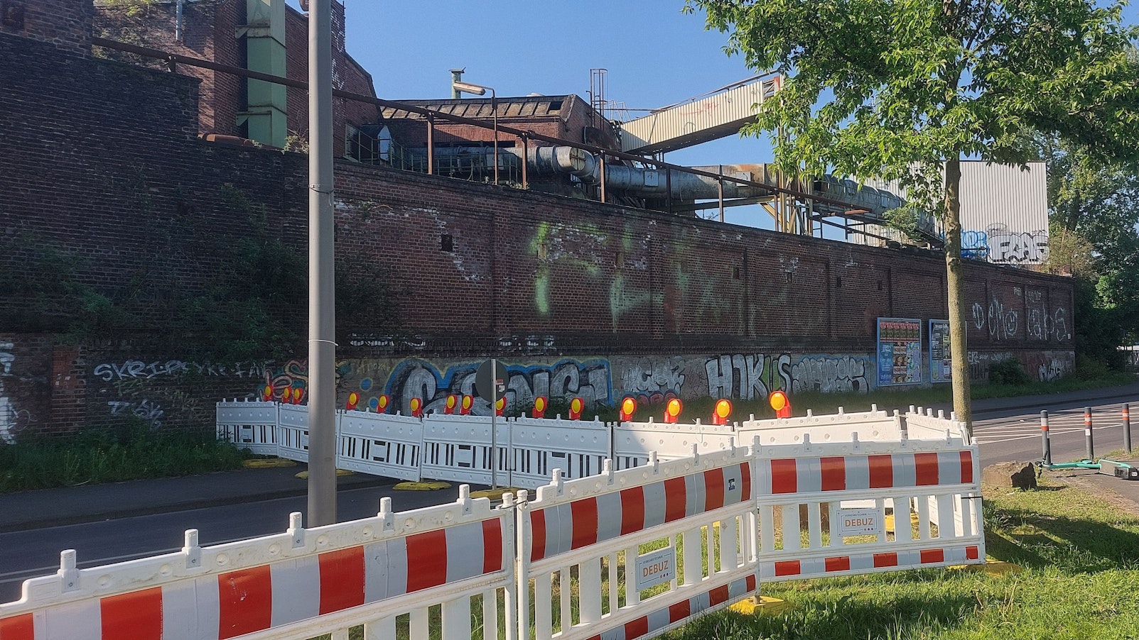 Die Mauer am Auenweg droht einzustürzen. Die Straße wurde hier vollgesperrt.