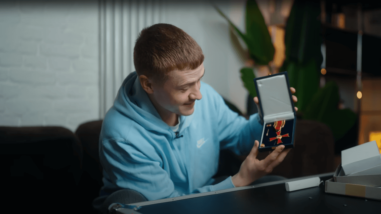 Hält das Bundesverdienstkreuz in der Hand: Marvin Wildhage