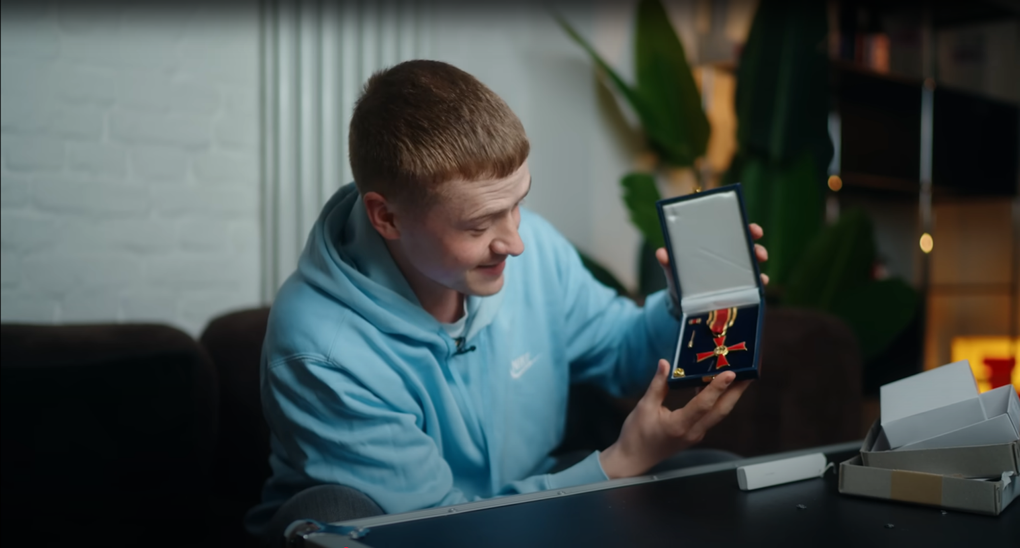 Hält das Bundesverdienstkreuz in der Hand: Marvin Wildhage