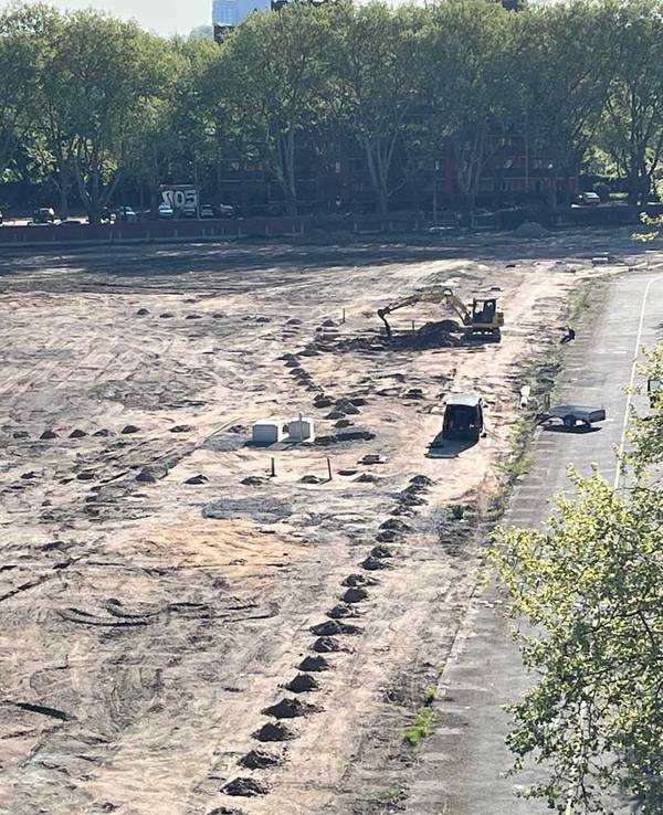 Mit einem Bagger haben Experten am Montag (28. April 2025) die Verdachtsstelle an der Friedrich-Karl-Straße ausgehoben.