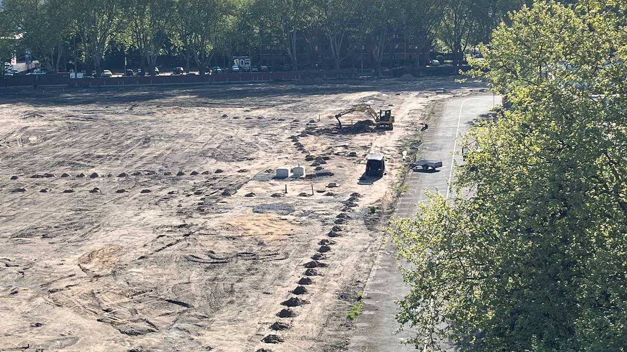 Mit einem Bagger haben Experten am Montag (28. April 2025) die Verdachtsstelle an der Friedrich-Karl-Straße ausgehoben.