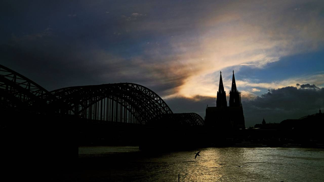Hinter dem Dom ziehen Wolken an der untergehenden Sonne vorbei. Nach dem Mega-Blackout in Spanien und Portugal gibt die Bundesnetzagentur Entwarnung für Deutschland.