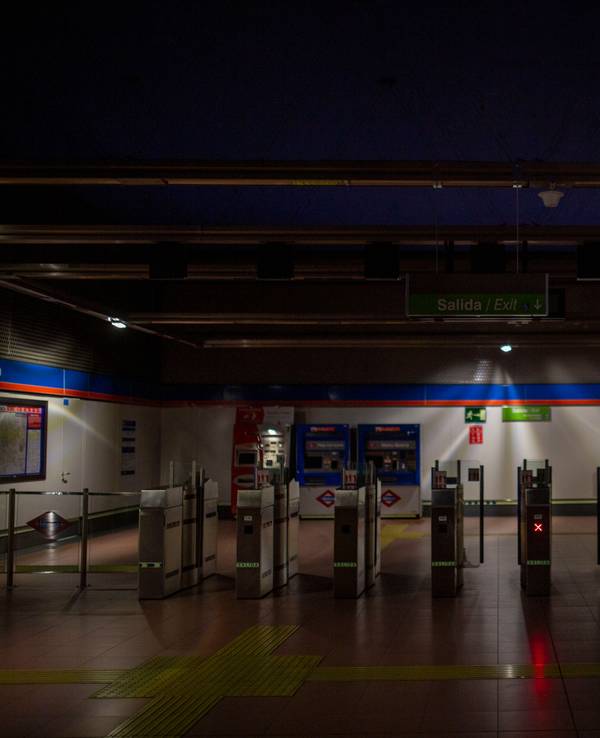 Menschenleere U-Bahn-Station während eines massiven Stromausfalls in der Hauptstadt. Betroffen sind weite Teile Spaniens und Portugals auf dem Festland.