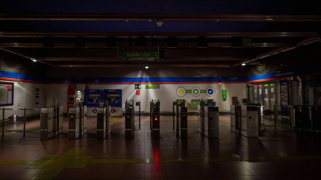 Menschenleere U-Bahn-Station während eines massiven Stromausfalls in der Hauptstadt. Betroffen sind weite Teile Spaniens und Portugals auf dem Festland.