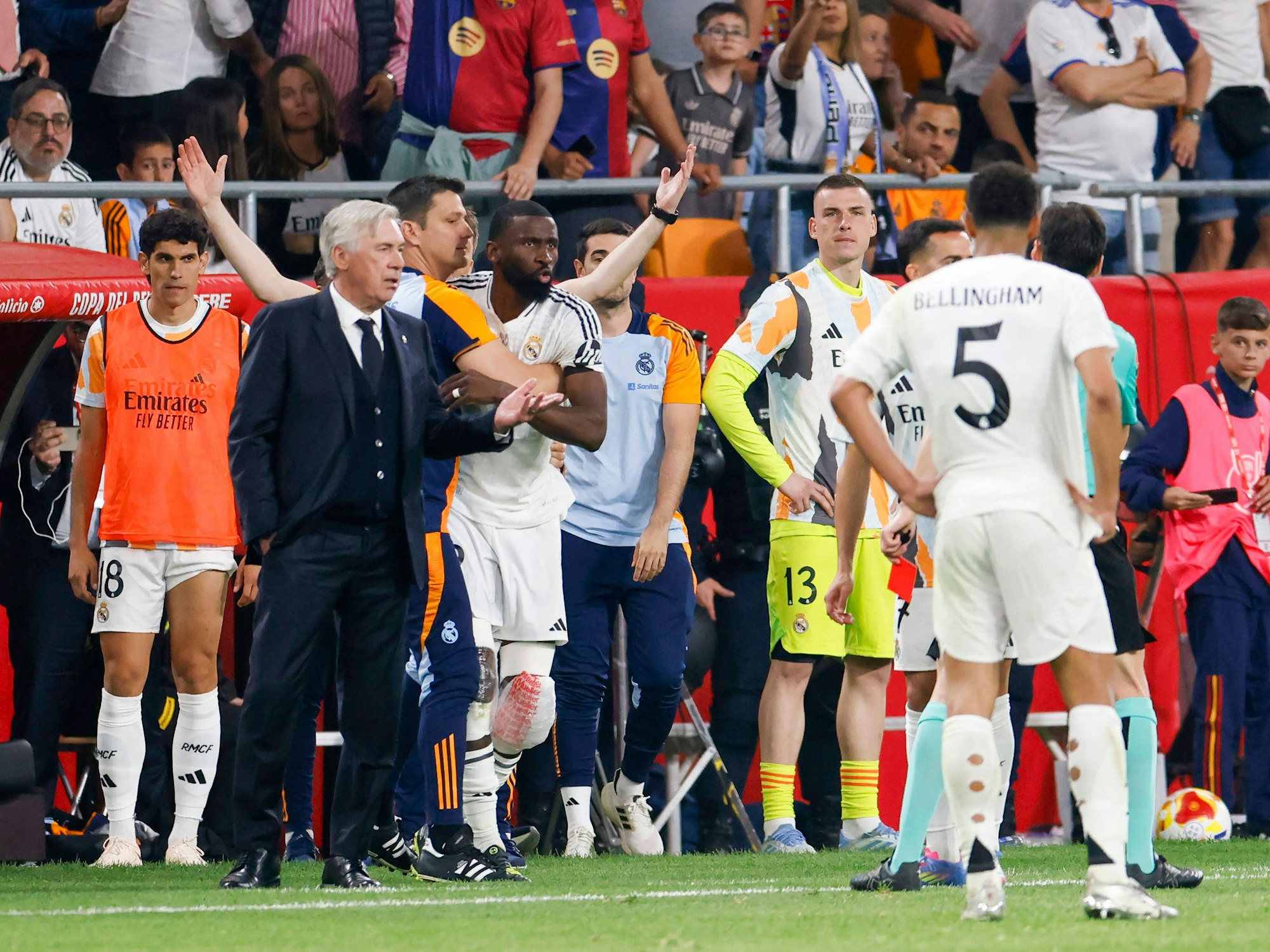 Antonio Rüdiger (M.) wird von einem Real-Mitarbeiter zurückgehalten.