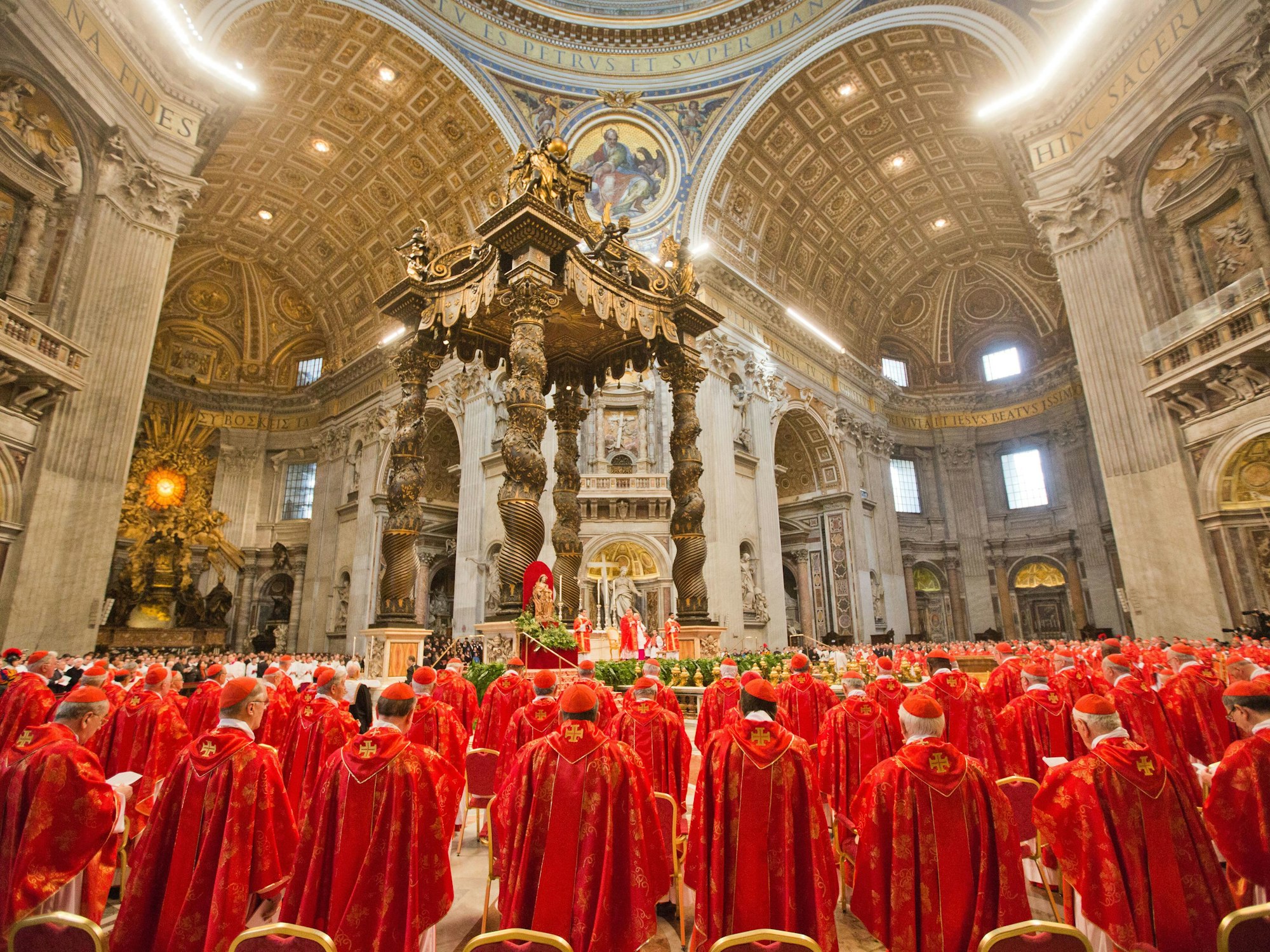 ARCHIV - 11.03.2013, Vatikan, Vatikanstadt: Kardinäle verfolgen am 12.03.2013 im Petersdom im Vatikan die Wahl-Messe "Pro Eligendo Romano Pontifice". Nach der Messe ziehen sich die Kardinäle in die Sixtinische Kapelle zurück und beginnen das Konklave, die Papstwahl für den Nachfolger von Papst Benedikt XVI. (zu dpa: «Konklave im Vatikan: Diese Kardinäle wählen den neuen Papst») Foto: Michael Kappeler/dpa +++ dpa-Bildfunk +++
