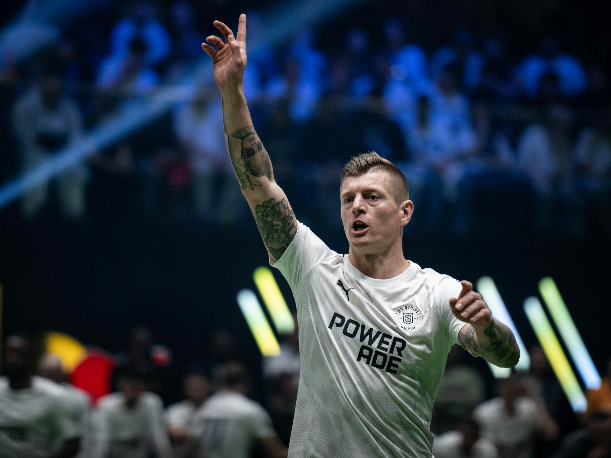 Toni Kroos steht während des Spiels zwischen The Pack FC und Two Stripes United auf dem Spielfeld und gestikuliert.