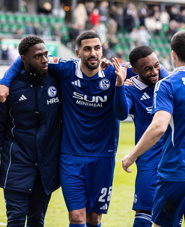 Aymen Barkok (2.v.l.) nach dem Schalke-Spiel bei Greuther Fürth mit seinen Teamkollegen.