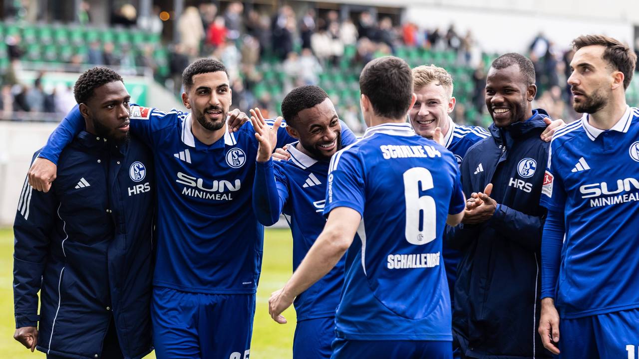 Aymen Barkok (2.v.l.) nach dem Schalke-Spiel bei Greuther Fürth mit seinen Teamkollegen.
