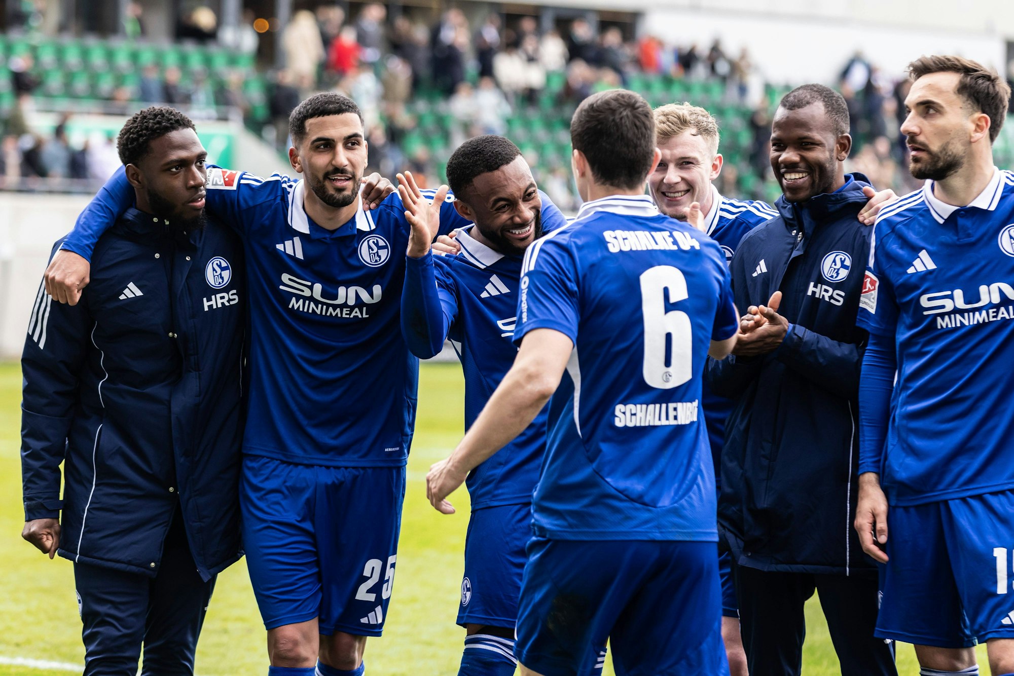 Aymen Barkok nach dem Schalke-Spiel bei Greuther Fürth mit seinen Teamkollegen.