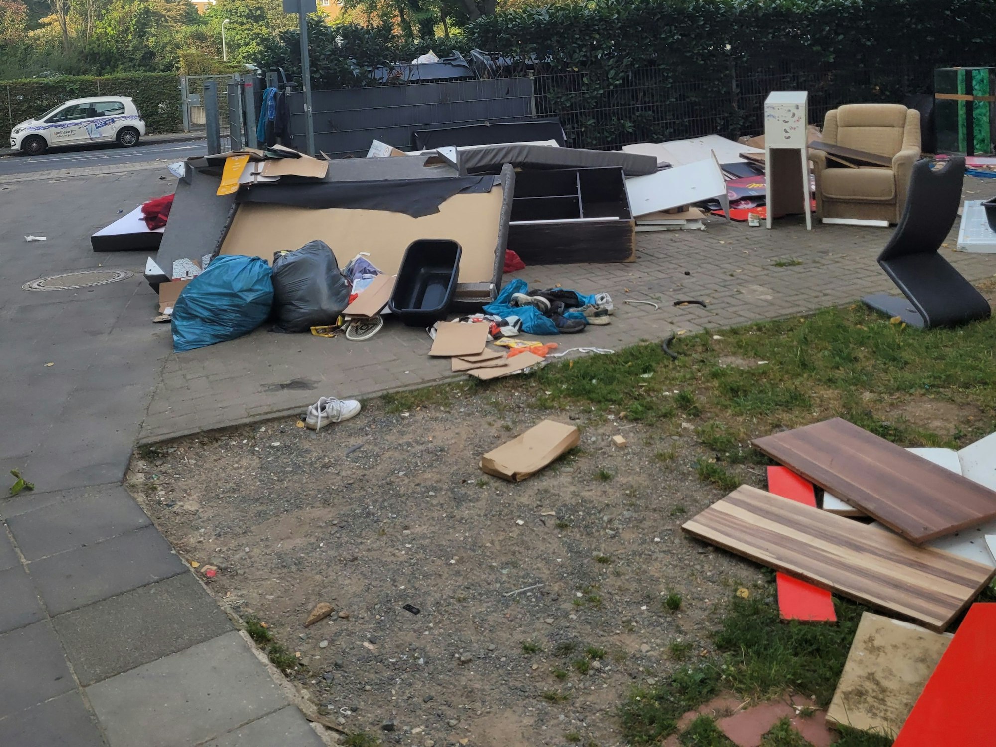 Auf einer Fläche wurde Müll wild entsorgt, darunter ein Sessel, ein Stuhl, Möbelteile.