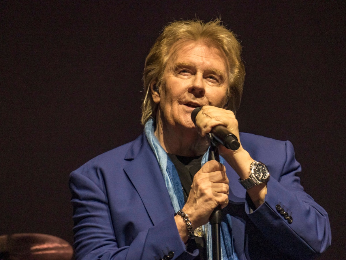 Howard Carpendale singt in ein Mikro.