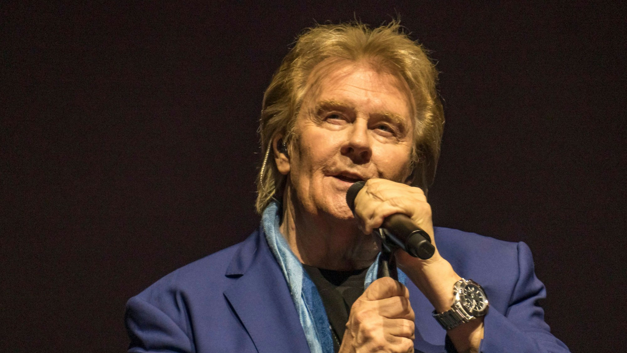 Howard Carpendale singt in ein Mikro.