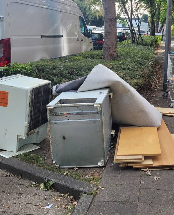 Am Gehweg wurden zwei Elektrogeräte, Teile eines Schranks sowie ein Teppich entsorgt.